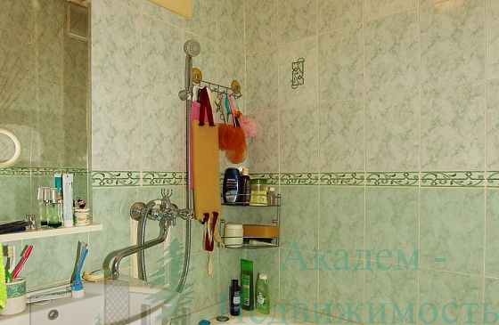 Продам 2 комнатную квартиру на Шлюзовой 24 в Академгородке Новосибирска