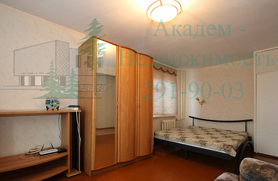 Купить квартиру на Академической в Академгородке на четвёртом этаже.