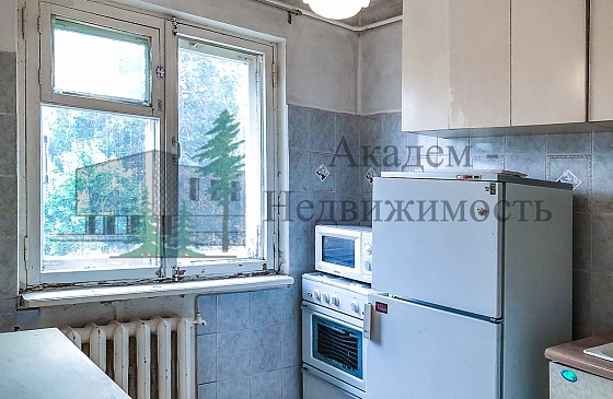 Купить однокомнатную квартиру в Академгородке недалеко от НГУ под ремонт.